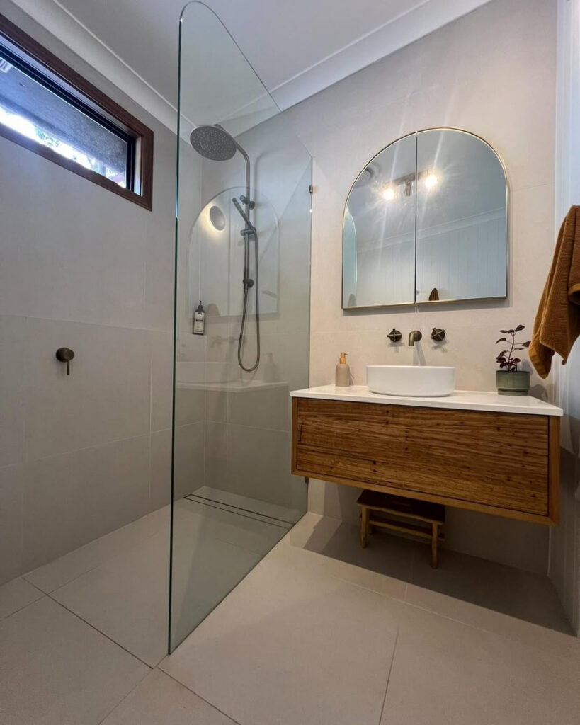 Bathroom with Frameless Shower Screen