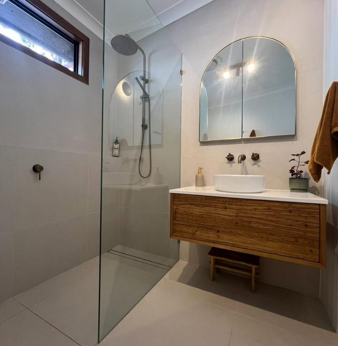 Bathroom with Frameless Shower Screen